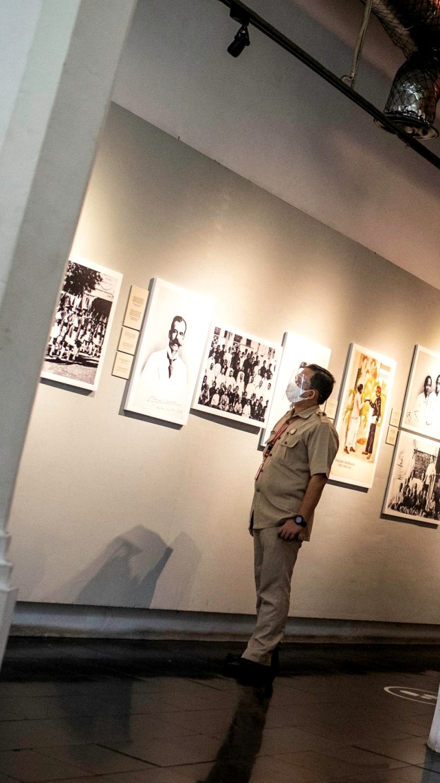 Petugas keamanan mengamati karya yang ditampilkan dalam Pameran Fotografi dan Grafis Indonesia Bergerak: 1900-1942 di Galeri Foto Jurnalistik Antara (GFJA), Jakarta, Senin (7/9/2020). Foto: Aprillio Akbar/ANTARA FOTO