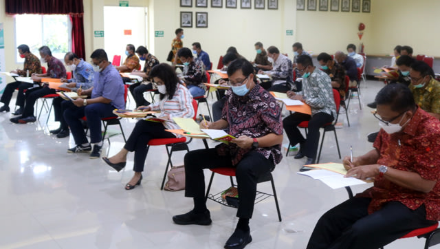 Suasana ketika para pasangan calon yang mendaftar pada Pilkada serentak di Sulawesi Utara mengikuti tes Narkoba dan wawancara Psikiatris sebagai rangkaian tes medis yang dilakukan di RSUP Prof Kandou