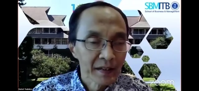 Gatot Yudoko, PhD. Ketua KK OPM SBM ITB  saat membuka acara