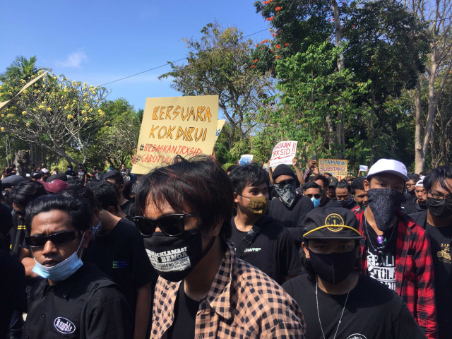 Ribuan pemuda di Bali melakukan aksi solidaritas bebaskan Jerinx SID. Foto: Denita BR Matondang/kumparan