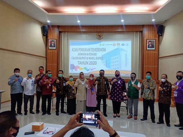 20 bakal calon yang mengikuti ttes kesehatan di RSMH Palembang. (foto: istimewa)