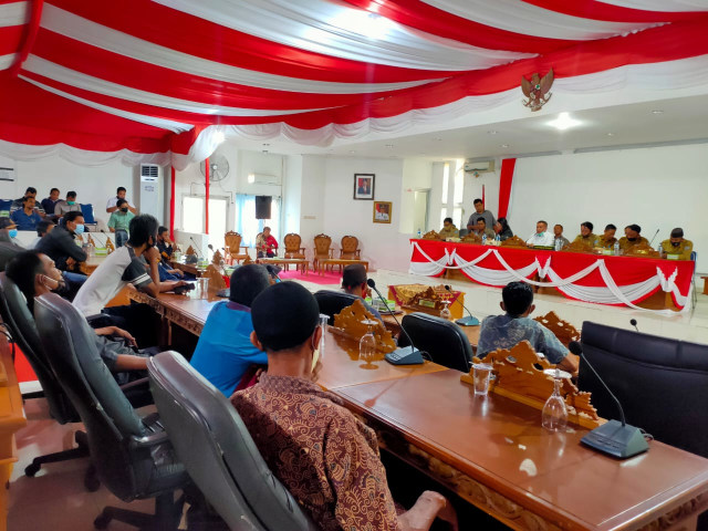 Suasana pertemuan antara Pokmaswas Tanjung Ketapang dengan dua perusahaan industri budidaya hasil perikanan tambak udang Vaname.