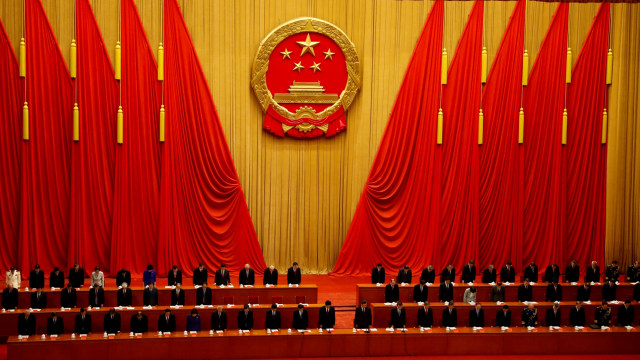 Presiden Tiongkok Xi Jinping memberikan penghargaan kepada para pejuang yang  memerangi virus corona, di Aula Besar Rakyat di Beijing, China, (8/9). Foto: Carlos Garcia Rawlins/REUTERS