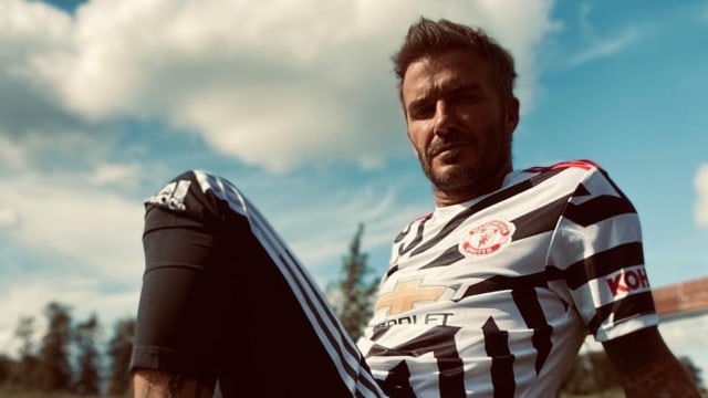 David Beckham menggunakan jersi ketiga Manchester United yang baru Foto: Instagram/@davidbeckham