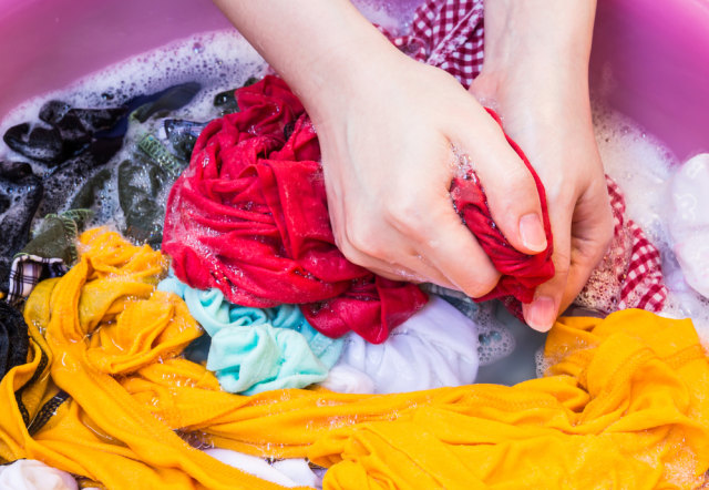 Merendam baju memang membuat noda yang menempel dapat lebih mudah dibersihkan. Foto: Shutterstock