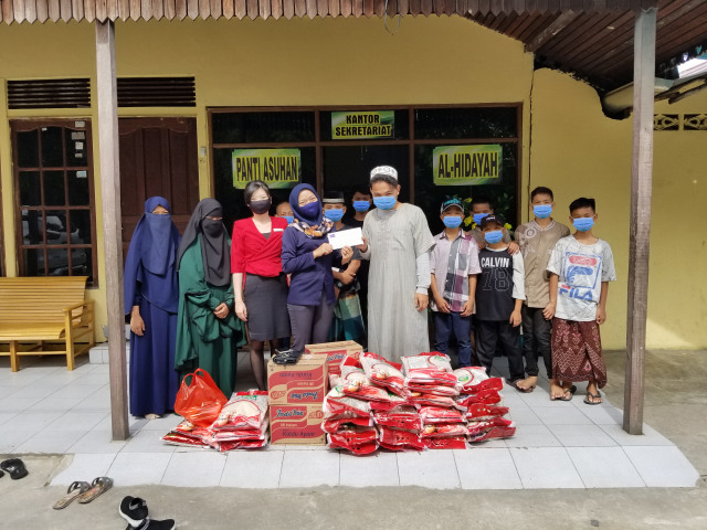 Mercure dan Ibis Pontianak City Center menyerahkan bantuan untuk Panti Asuhan Al-Hidayah. Foto: Dok Istimewa