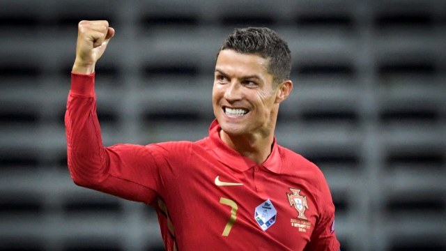 Selebrasi pemain timnas Portugal Cristiano Ronaldo usai mencetak gol ke gawang timnas Swedia pada pertandingan UEFA Nations League di Friends Arena, Stockholm, Swedia. Foto: Janerik Henriksson/TT News Agency via REUTERS