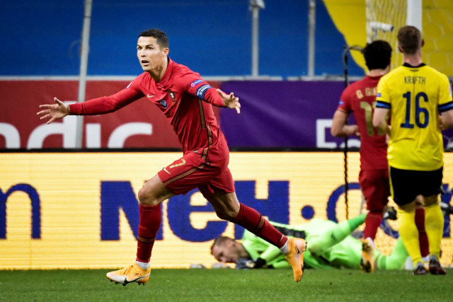 Selebrasi pemain timnas Portugal Cristiano Ronaldo usai mencetak gol ke gawang timnas Swedia pada pertandingan UEFA Nations League di Friends Arena, Stockholm, Swedia. Foto: Claudio Bresciani/TT News Agency via REUTERS