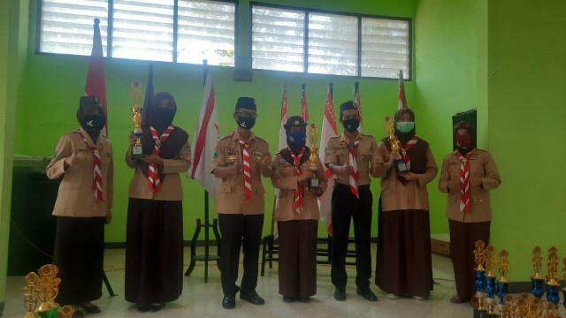 Perwakilan SMAIS saat menerima piala penghargaan dari Kwartir Cabang Kota Malang.
