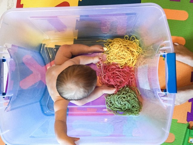 3 Ide Permainan Sensori untuk Bayi (213801)