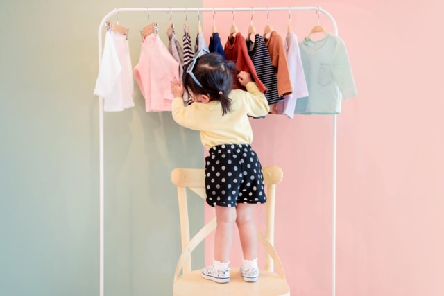 Ilustrasi anak memilih baju sendiri. Foto: Shutterstock