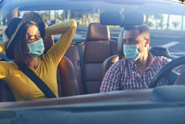 Mengenakan masker saat liburan menggunakan kendaraan pribadi Foto: Shutter stock