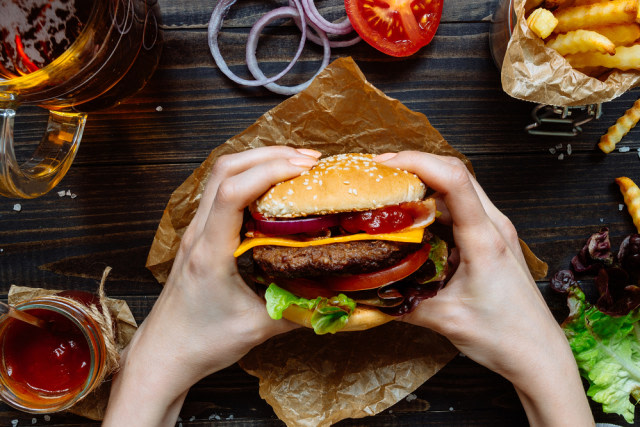 Ilustrasi burger (Foto: Shutter Stock)