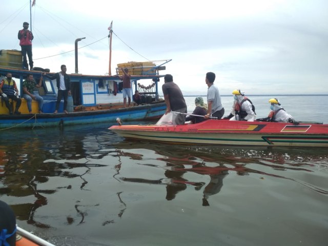 Tim SAR gabungan melakukan evakuasi terhadap jenazah balita yang menjadi korban kebakaran speed boat di perairan Kuala Punggur, Kalbar. Foto: Dok Kantor Pencarian dan Pertolongan Pontianak