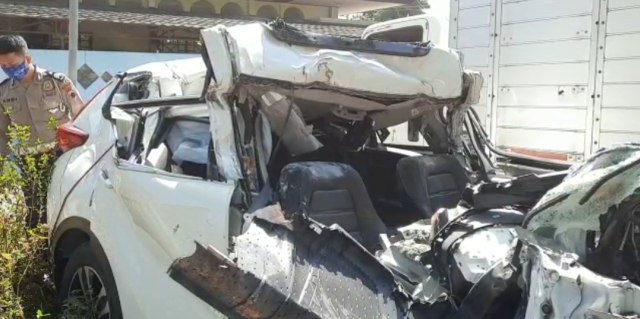 Dua pengemudi yang tewas kecelakaan di Jalan Tol Boyolali merupakan pasangan suami istri. Diketahuinya korban ini mengendarai Honda CRV No Pol. L1225 I dengan kondisi menabrak bak belakang truk pengangkut ribuan tabung gas bekas