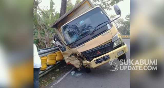 Mobil boks yang mengalami kecelakaan di letter S Cikidang, Kabupaten Sukabumi, Rabu (9/9/2020). | Sumber Foto:Nandi