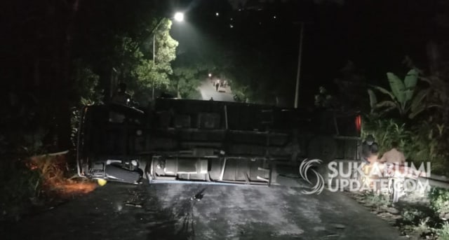 Truk terguling akibat gagal melewati tanjakan tajam di jalan alternatif Cicurug, Kecamatan Cicurug, Kabupaten Sukabumi, Selasa (8/9/2020) malam. | Sumber Foto:Syahrul Himawan