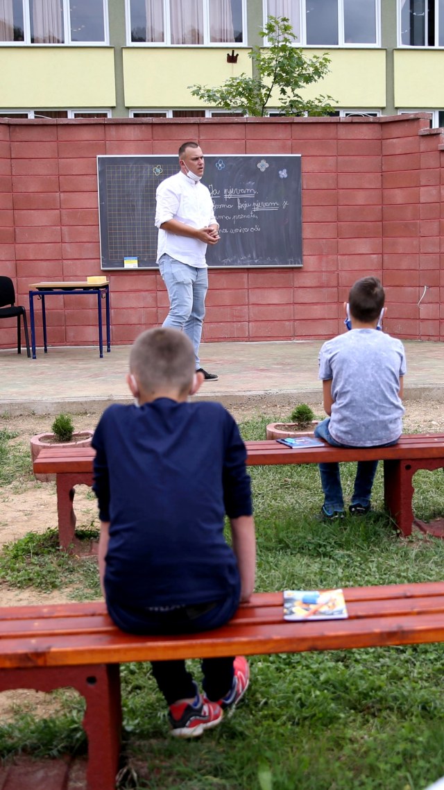 Seorang guru mengajar di kelas terbuka, di Kacuni, Bosnia dan Herzegovina, Selasa (8/9). Foto: Dado Ruvic/REUTERS