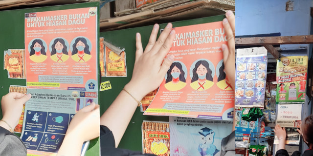 Proses penempelan poster pada toko-toko di Pasar Singosari