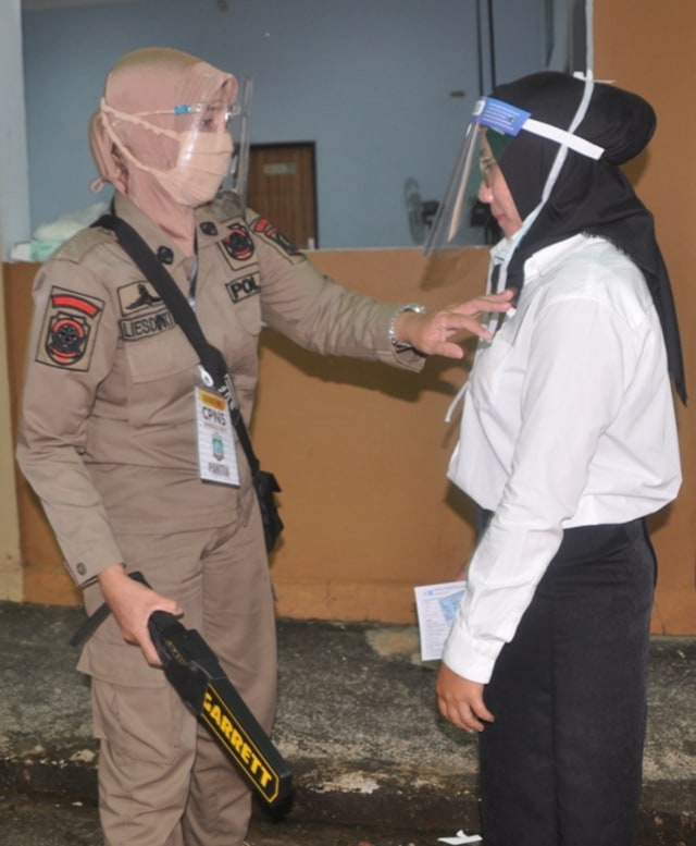Satpol PP Belitung Timur saat melakukan pemeriksaan peserta CPNS 2019.