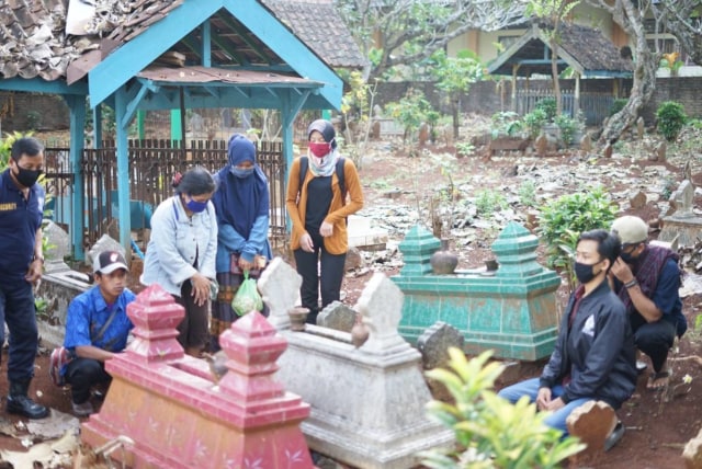 Ziarah ke makam oleh Mahasiswa KKN Tematik Undip