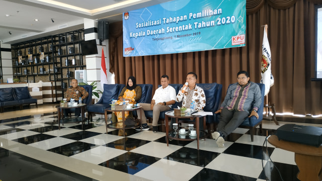 Komisioner KPU Provinsi Kepulauan Riau melakukan sosialisasi tahapan pelaksanaan Pilkada 2020. Foto: Ismali/kepripedia.com