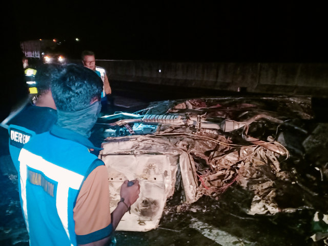 Kecelakaan yang terjadi di Jalan Tol KM 485 Desa Mojolegi, Teras, Boyolali, Jawa Tengah melibatkan 4 kendaraan dan tewaskan 2 penumpang dari sebuah mobil CRV bernopol L 1225 I