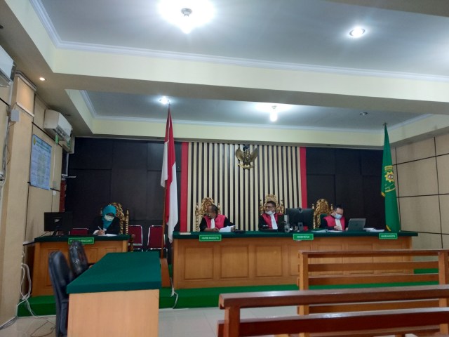 Sidang dakwaan kasus gratifikasi dengan terdakwa Arfan di Pengadilan Tipikor Jambi. Foto: Yovy Hasendra