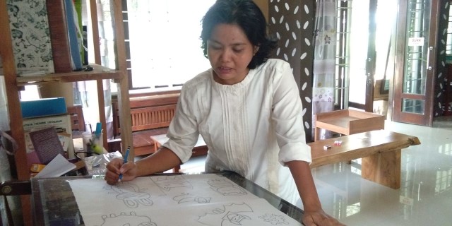 Nur Anisa Amini saat mendesain motif batik ayo pakai masker. 