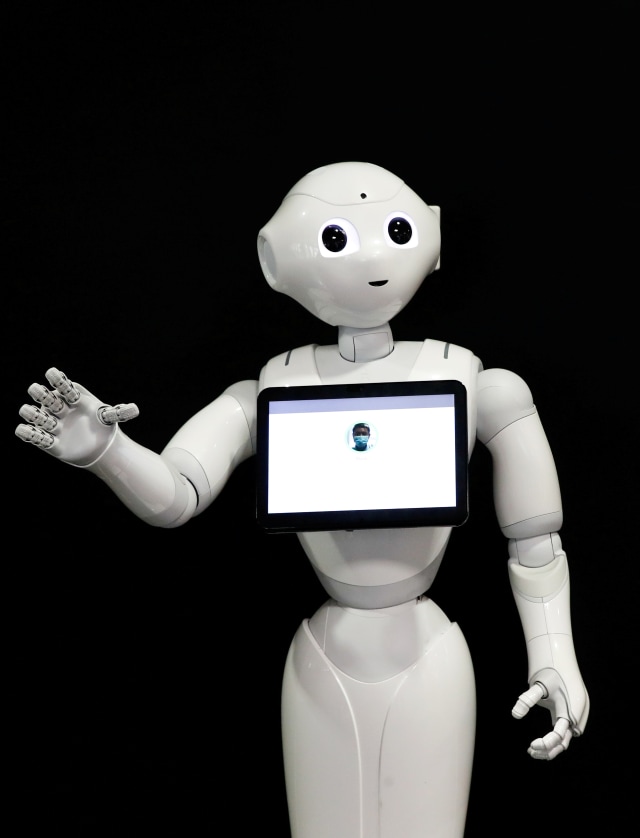 Robot Prancis Pepper, robot yang mendeteksi orang memakai marker atau tidak ditampilkan di pengembang robotika Prancis SoftBank Robotics, Paris, Prancis. Foto: Gonzalo Fuentes/REUTERS