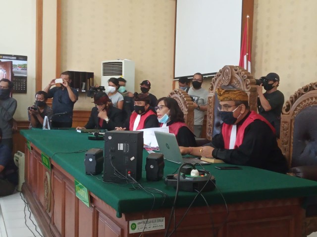 Permintaan Sidang Offline Ditolak, Jerinx dan Pengacara Walk Out dari Sidang (227396)