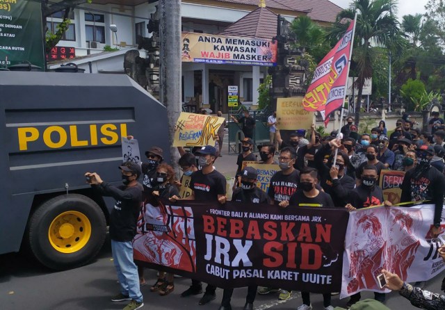Sidang Jerinx diwarnai unjuk rasa di depan PN Denpasar - WIB