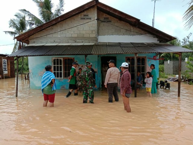 ﻿﻿Aparat kelurahan bersama babinsa setempat mengecek perumahan warga yang terdampak banjir. Foto: Khairul S/kepripedia.com