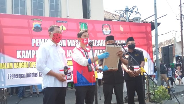 Gibran dan Bagyo Wahyono saat sosialisasi masker di Pasar Gede, Solo.  Foto: Dok. Istimewa