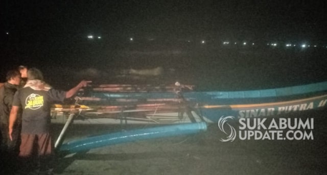 Perahu milik nelayan Ujung Genteng, ditemukan terdampar di Pantai Agrabinta. Sedangkan dua orang nelayan yang melaut menggunakan perahu tersebut dinyatakan hilang. | Sumber Foto:Istimewa