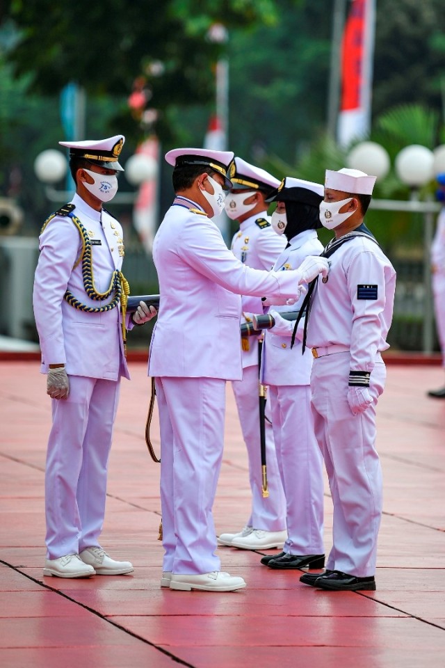 KSAL Laksamana TNI Yudo Margono (kedua kiri) menyematkan tanda kehormatan Satya Lencana Kesetiaan kepada prajurit. Foto: M Risyal Hidayat/Antara Foto