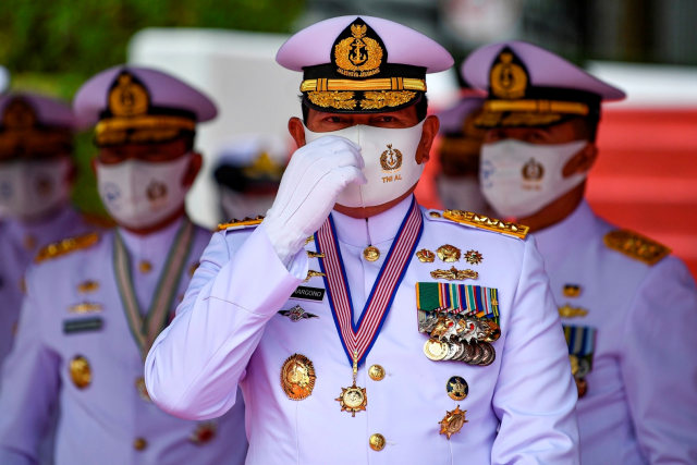KSAL Laksamana TNI Yudo Margono (tengah) merapikan maskernya usai upacara peringatan HUT ke-75 TNI AL. Foto: M Risyal Hidayat/Antara Foto