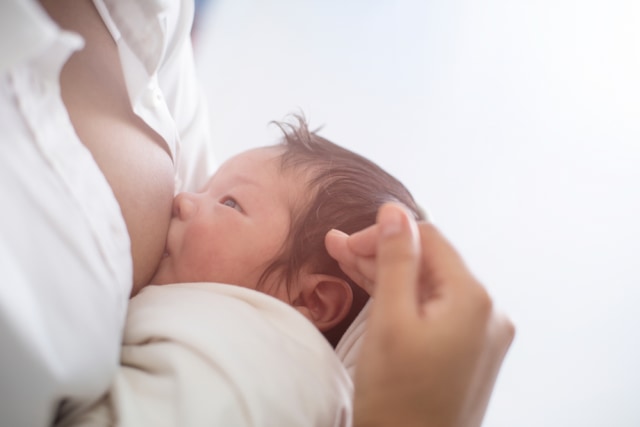 Lebih Baik Mana, Menyusui Langsung atau Memerah ASI untuk Bayi? (1514946)