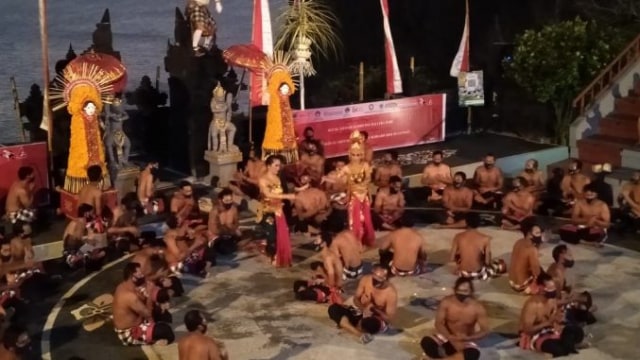 Pertunjukan tari kecak sudah mulai dibuka di Uluwatu dengan menerapkan protokol kesehatan - IST