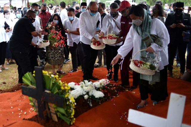 Foto: Prosesi Pemakaman Jakob Oetama di TMP Kalibata (27972)