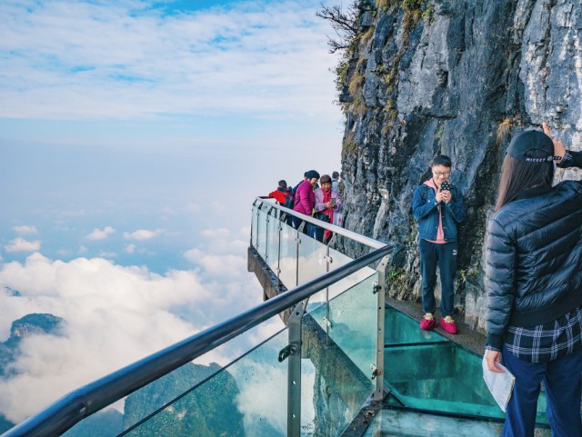 Jembatan kaca di Pegunungan Tianmen, China Foto: Shutter Stock
