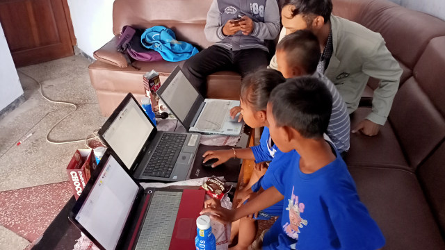 foto kegiatan pengenalan dan pendampingan ms. word pada anak usia sekolah