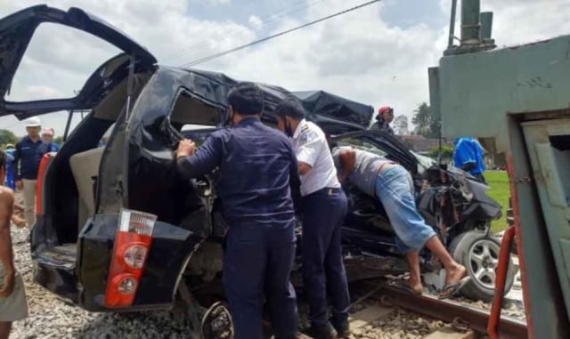 Mobil Terseret Kereta Api Sejauh 250 Meter, 1 Orang Tewas dan 6 Luka