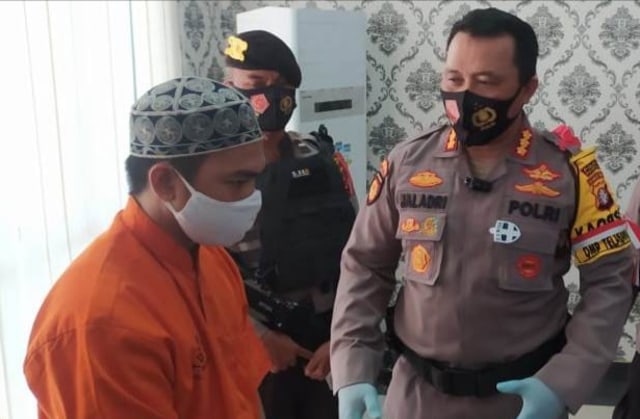 Kapolresta Palangka Raya, Kombes Pol Dwi Tunggal Jaladri saat menginterogasi pelaku pencabulan anak tiri di Palangka Raya, Kamis (10/9).