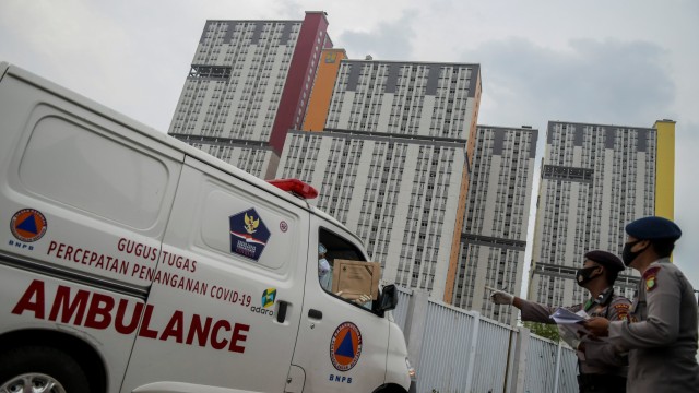 Petugas memeriksa berkas pasien COVID-19 saat tiba di IGD Rumah Sakit Darurat Penanganan COVID-19, Wisma Atlet Kemayoran, Jakarta.  Foto: Galih Pradipta/ANTARA FOTO