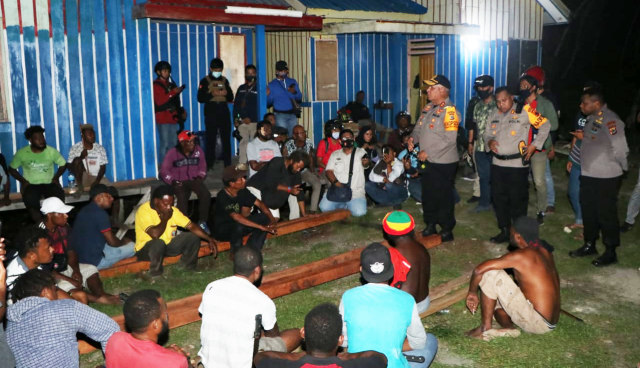Saat Kapolda Papua Irjen Polisi Paulus Waterpauw bersama pihak aparat keamanan lainnya memediasi 2 kelompok warga yang bentrok. (Foto Humas Polda Papua)