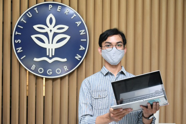 Gerakan Berbagi Laptop untuk Pembelajaran Daring dari Yayasan JKL Alumni IPB University Angkatan 31