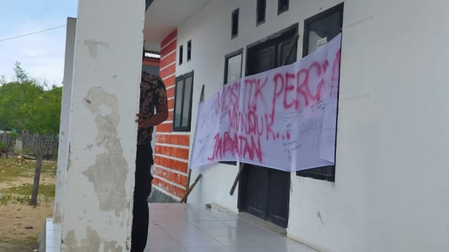 Sebuah spanduk terpampang di pintu masuk kantor Desa Laulalang, Kecamatan Tolitoli Utara, Kabupaten Tolitoli,  Sulteng, terkait mosi tidak percaya kepada pemerintah desa setempat. Foto: Istimewa
