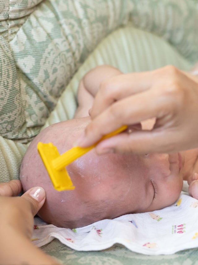 Ilustrasi mencukur rambut bayi. Foto: Shutter Stock