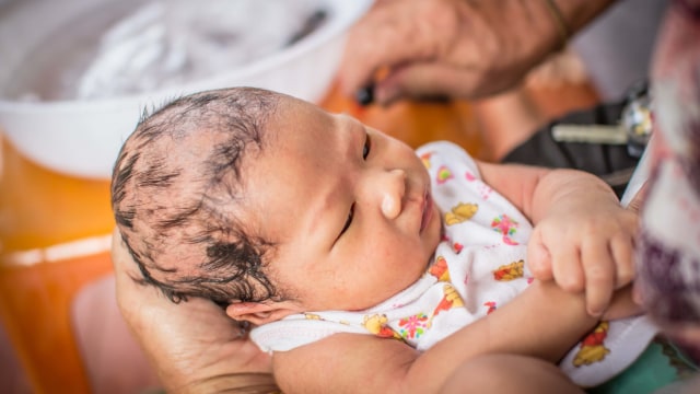 Ilustrasi mencukur rambut bayi. Foto: Shutter Stock